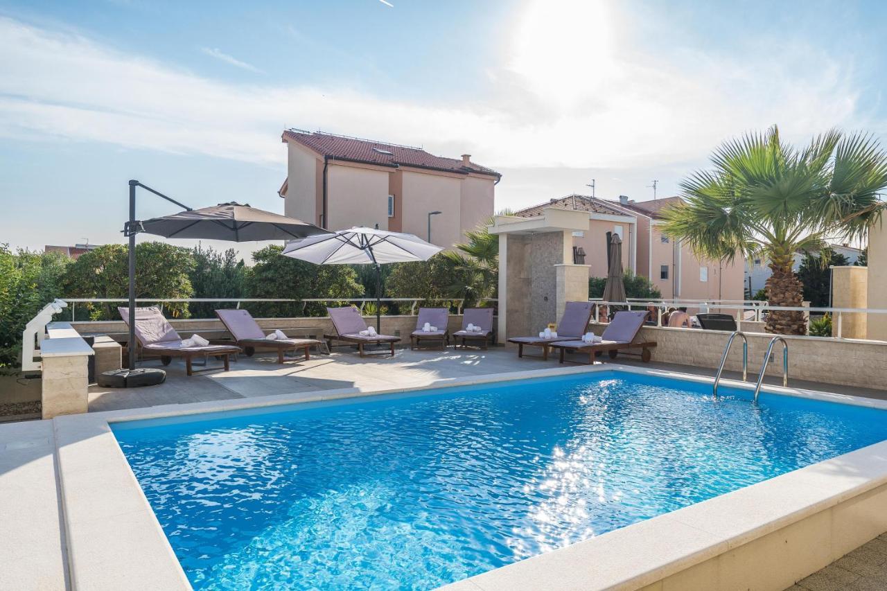 Apartments & Rooms Danivan Pool Villas B Новаля Екстериор снимка