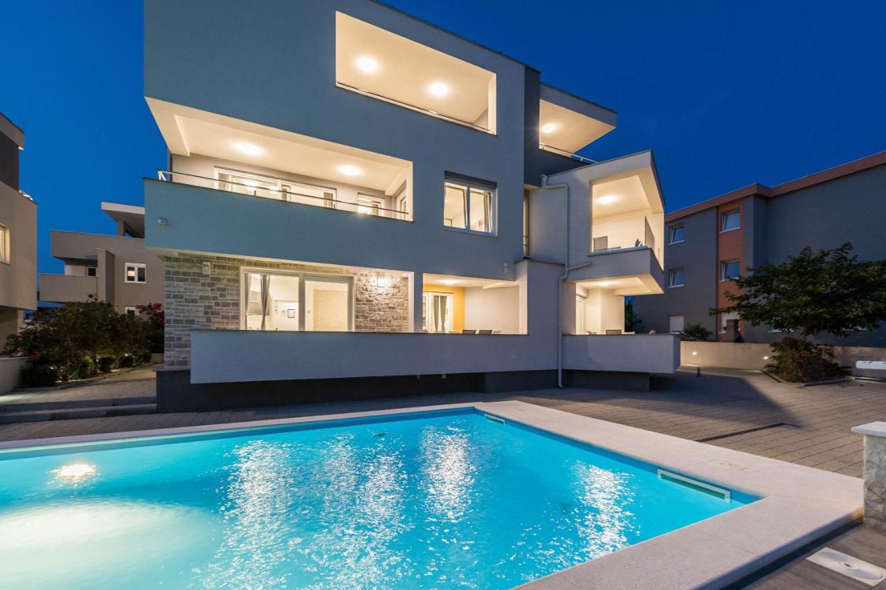 Apartments & Rooms Danivan Pool Villas B Новаля Екстериор снимка