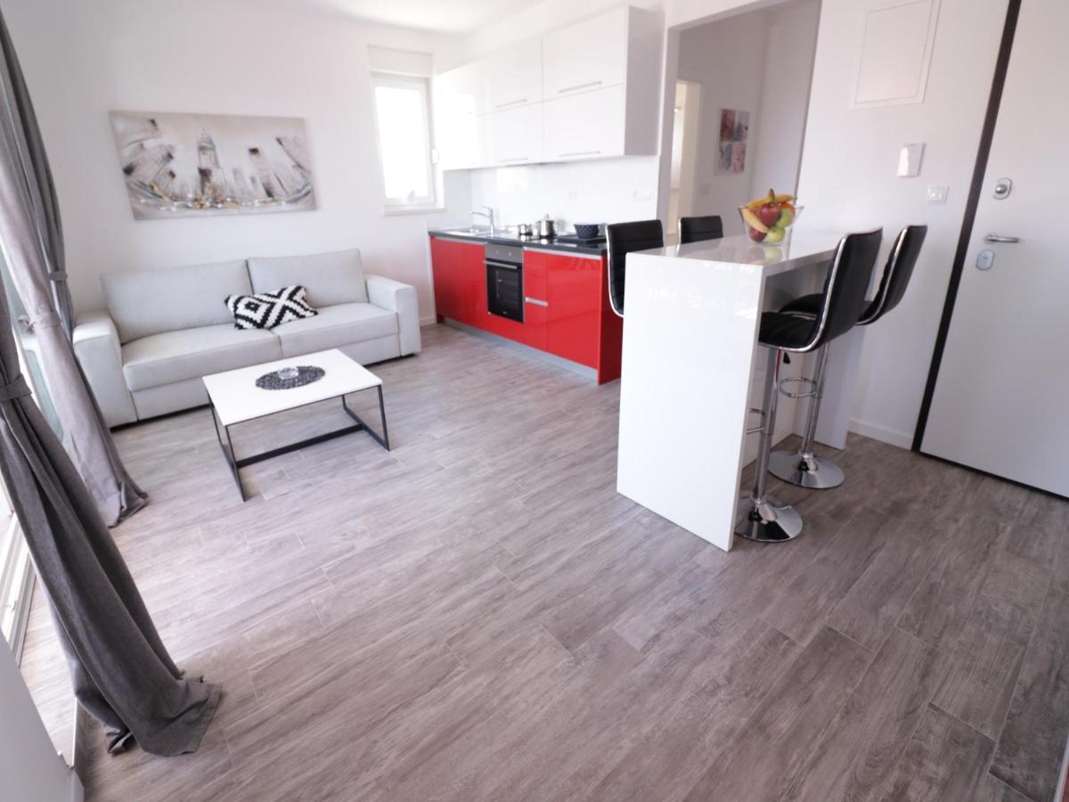 Apartments & Rooms Danivan Pool Villas B Новаля Стая снимка