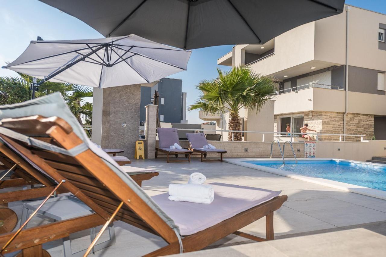 Apartments & Rooms Danivan Pool Villas B Новаля Екстериор снимка