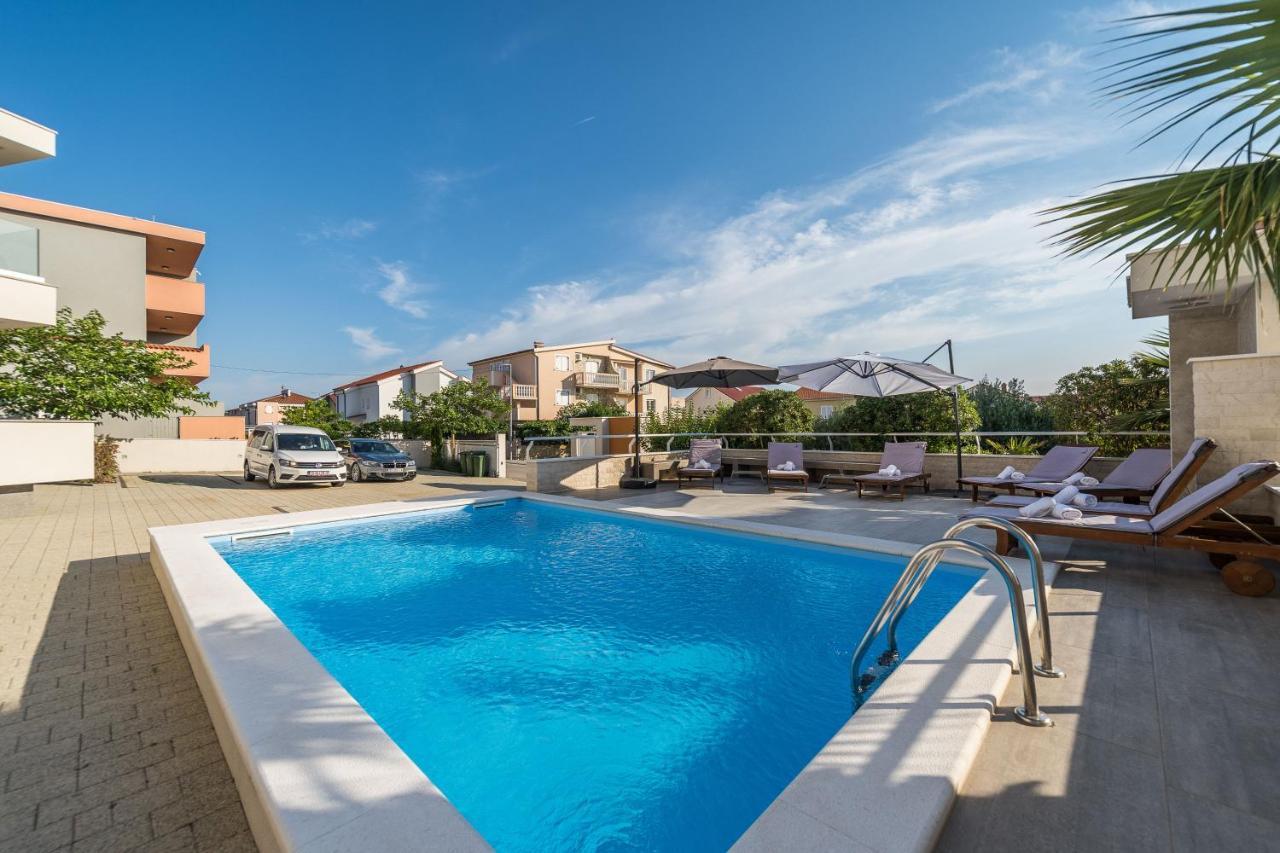 Apartments & Rooms Danivan Pool Villas B Новаля Екстериор снимка