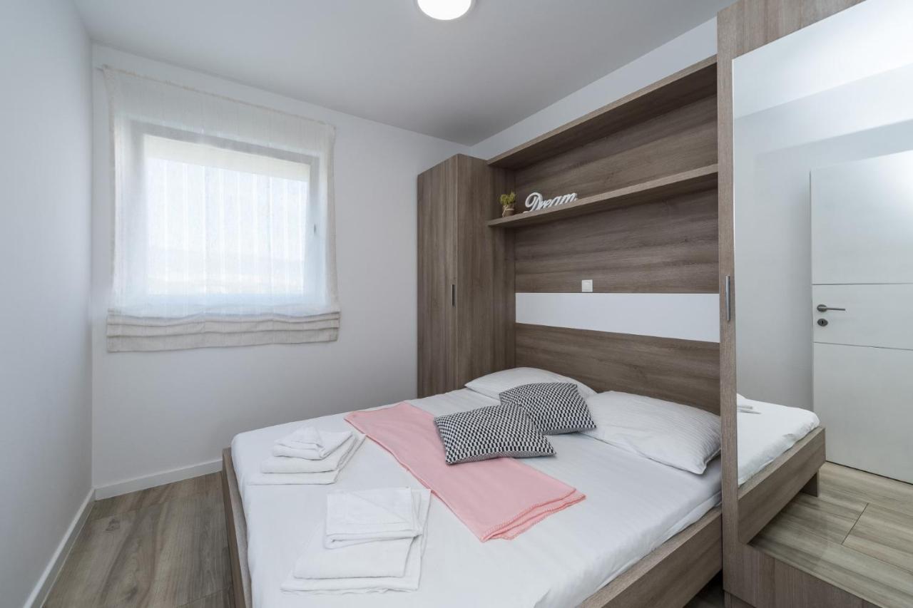 Apartments & Rooms Danivan Pool Villas B Новаля Екстериор снимка