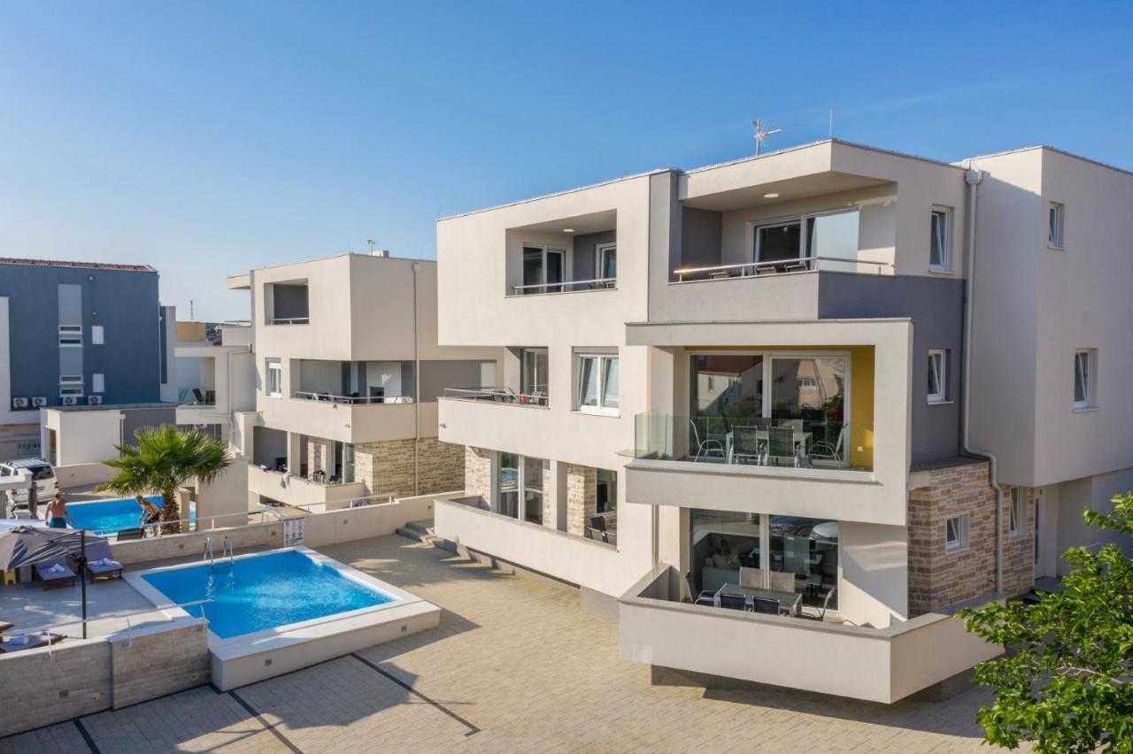 Apartments & Rooms Danivan Pool Villas B Новаля Екстериор снимка