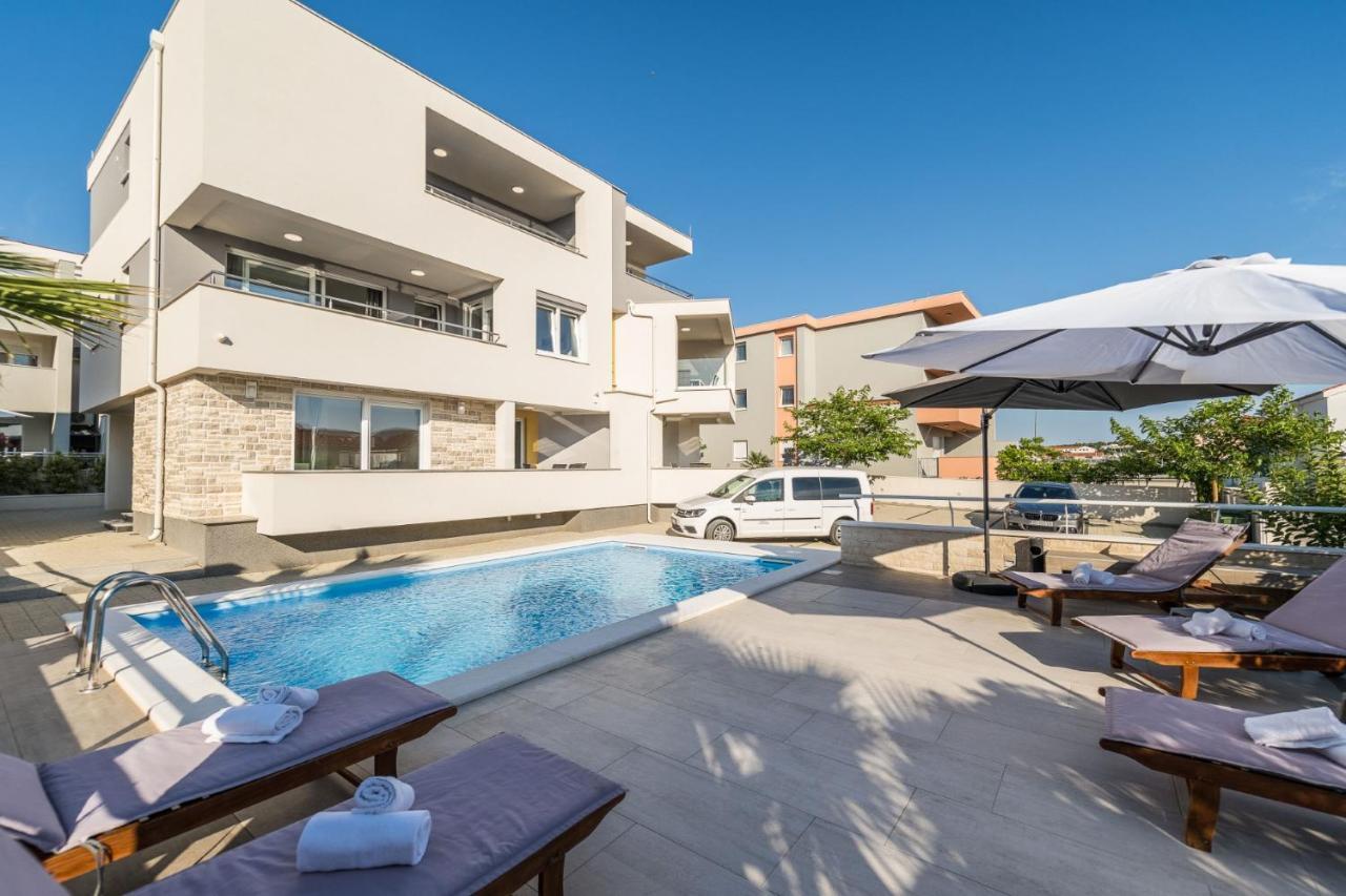 Apartments & Rooms Danivan Pool Villas B Новаля Екстериор снимка