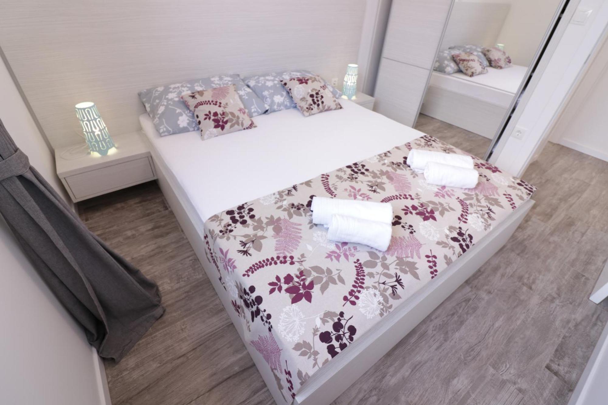 Apartments & Rooms Danivan Pool Villas B Новаля Стая снимка