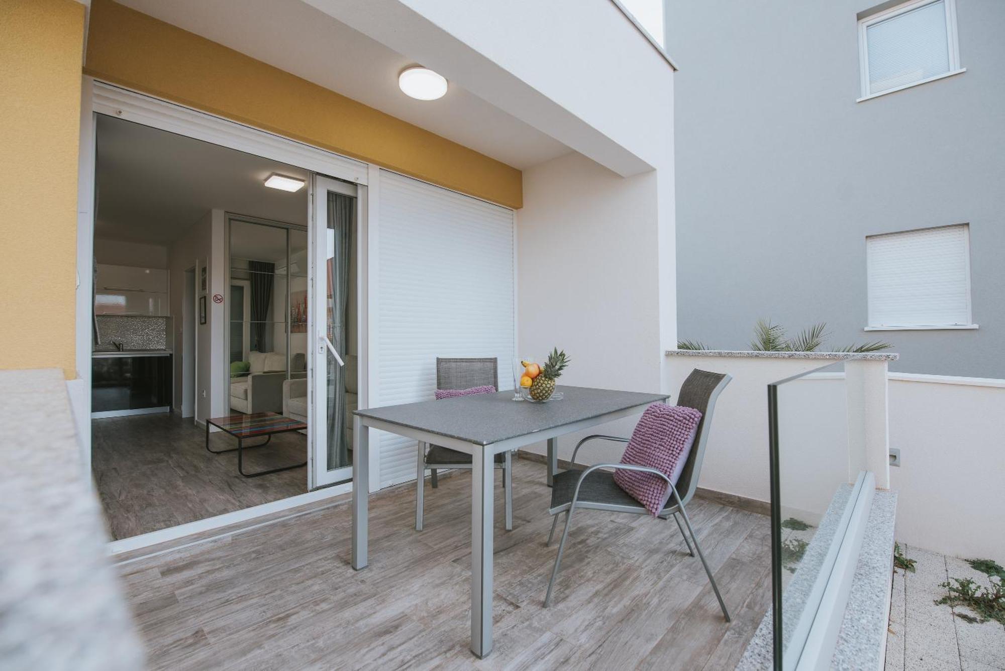 Apartments & Rooms Danivan Pool Villas B Новаля Стая снимка