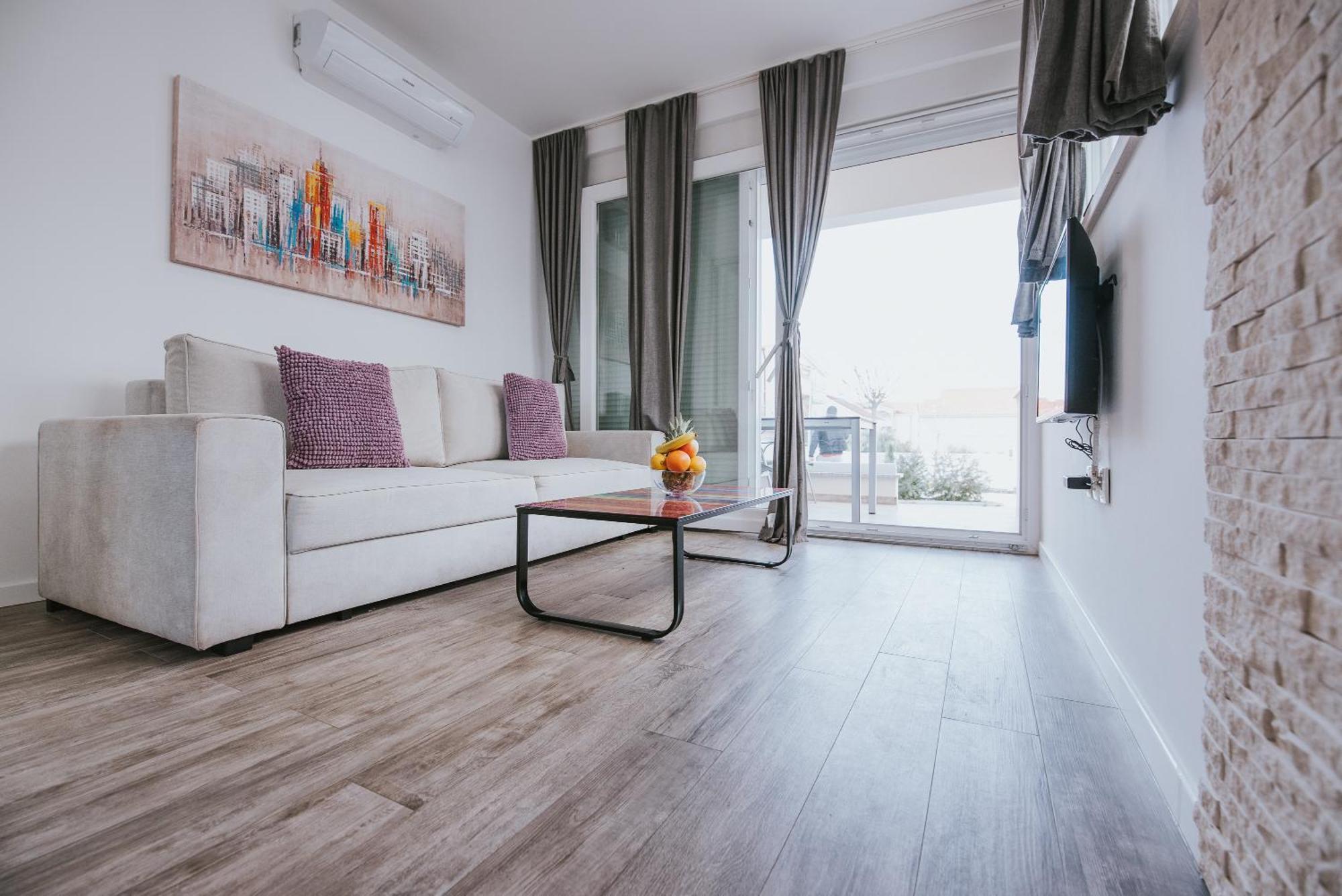 Apartments & Rooms Danivan Pool Villas B Новаля Стая снимка